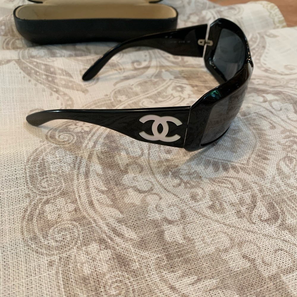 CHANEL Sunglasses - Picture 3 of 6